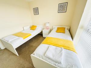 Modern 2-Bedroom Apartment客房内的一张或多张床位