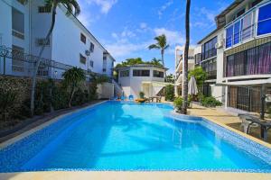uma grande piscina azul ao lado de um edifício em Studio Apartment Center of Sosua close to Beach with Pool View em Sosúa