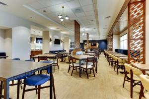 A restaurant or other place to eat at Drury Plaza Hotel Chattanooga Hamilton Place