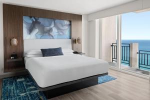 Postel nebo postele na pokoji v ubytování San Juan Marriott Resort and Stellaris Casino