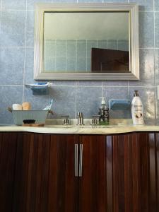 La salle de bains est pourvue d'un lavabo et d'un miroir. dans l'établissement Casa de campo en Teziutlán, Puebla., à Teziutlán