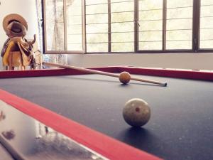 - un rappel de piscine et un ballon sur un billard dans l'établissement Casa de campo en Teziutlán, Puebla., à Teziutlán