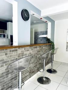Kuchyň nebo kuchyňský kout v ubytování Bas de villa F2 clôturé avec jardin au Lamentin