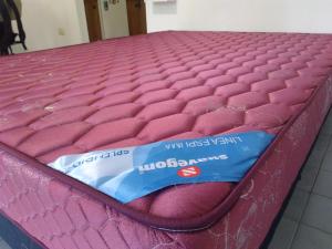 um colchão roxo sentado em cima de uma cama em Monoambiente céntrico con balcón - Posadas, Misiones em Posadas