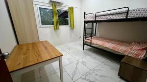 Krevet ili kreveti na sprat u jedinici u okviru objekta Homely 3 bedroom ensuite apartment with a garden, perfect for your dream getaway!
