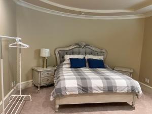 um quarto com uma cama com almofadas azuis em Campus Haven em Vancouver