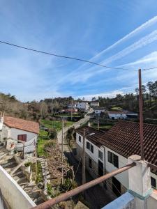 Aussicht vom Balkon eines Hauses in der Unterkunft AL Vila Lina in São Pedro do Sul