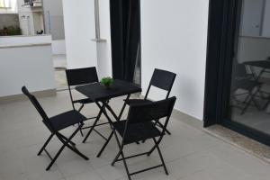 een tafel en stoelen met een potplant erop bij CASA FLIPE t2 in Bragança