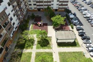 eine Luftansicht eines Parkplatzes in einer Stadt in der Unterkunft Be Local - Apartment with 2 bedrooms in Infantado in Loures in Loures