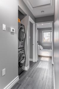 lavadero con 2 lavadora y secadora en Modern Downtown 3BR 2B Home, en Yellowknife