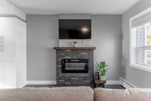 A television and/or entertainment centre at Modern Downtown 3BR 2B Home