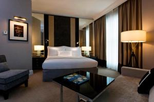 een hotelkamer met een bed en een bank bij The Ritz-Carlton, Kuala Lumpur in Kuala Lumpur