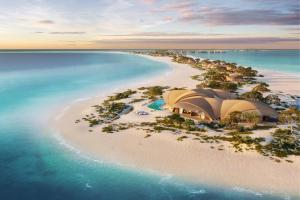 - une vue aérienne sur une île dans l'océan dans l'établissement Nujuma, a Ritz-Carlton Reserve, à Ḩanak