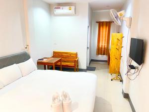 TV a/nebo společenská místnost v ubytování โรงแรมบ้านครูตุ้ม เชียงคาน เลย Baankrutoom Hotel Chiangkhan Loei