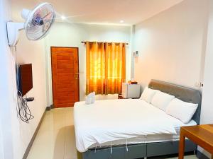 Postel nebo postele na pokoji v ubytování โรงแรมบ้านครูตุ้ม เชียงคาน เลย Baankrutoom Hotel Chiangkhan Loei