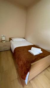 a bedroom with a bed with two towels on it at Gasthaus Hasen - Grill Masters in Geislingen
