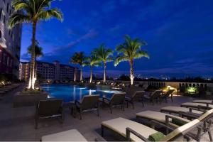 Bazén v ubytování Manila Marriott Hotel at Newport World Resorts nebo v jeho okolí