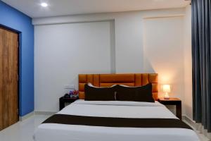 1 dormitorio con 1 cama grande y paredes azules en Townhouse 1338 The Cinco Bliss en Hyderabad