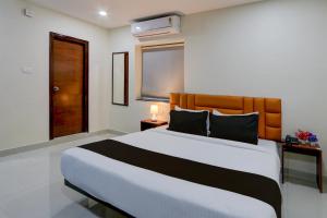Un dormitorio con una cama grande y una ventana en Townhouse 1338 The Cinco Bliss en Hyderabad