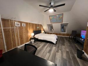 Et tv og/eller underholdning på Stay with Jay - Mapa Suite Cleveland