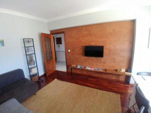 リスボンにあるBe Local - Apartment with 3 bedroom near Oriente Station in Lisbonのリビングルーム(ソファ、薄型テレビ付)