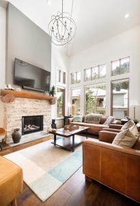 Χώρος καθιστικού στο 3BR, Taluswood Heights, Luxury, Private Hot Tub, Ski-in Ski-Out, by Harmony Whistler