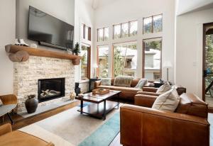Χώρος καθιστικού στο 3BR, Taluswood Heights, Luxury, Private Hot Tub, Ski-in Ski-Out, by Harmony Whistler