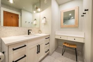 Ένα μπάνιο στο 3BR, Taluswood Heights, Luxury, Private Hot Tub, Ski-in Ski-Out, by Harmony Whistler +24 φωτογραφίες