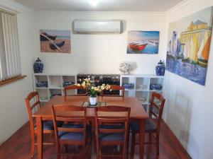 een eetkamer met een tafel en stoelen bij Wallaroo Sea View home in Wallaroo