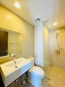 y baño con lavabo, aseo y espejo. en * *7 Metro View Studio, en Iloilo City