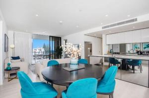 cocina y sala de estar con mesa y sillas en Magnoli Apartments - Hosted by Burleigh Letting en Gold Coast