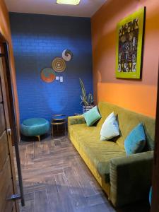 - un salon avec un canapé et une chaise dans l'établissement Keur Marieme, à Dakar