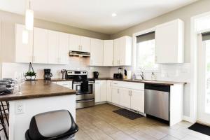 Gambar di galeri bagi *Executive Home* Long Stays - Garage - WiFi & NFLX di Edmonton