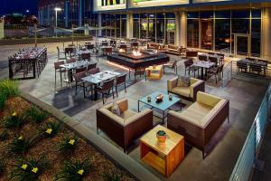 布盧明頓的住宿－美國明尼阿波利斯商城JW萬豪酒店，享有带桌椅的餐厅的顶部景致