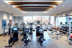 un gimnasio con varias cintas de correr y máquinas cardiovasculares en JW Marriott Minneapolis Mall of America en Bloomington