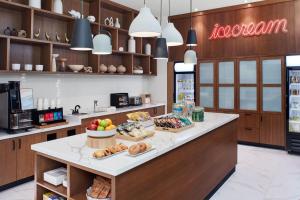 Kuchyň nebo kuchyňský kout v ubytování Delta Hotels by Marriott Toronto Markham