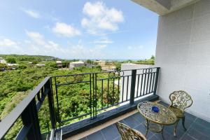 d'un balcon avec une table et des chaises et une vue. dans l'établissement Oceanic Pearl Resort, à Île Lamay