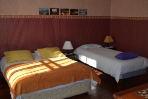 dos camas sentadas una al lado de la otra en una habitación en B&B La Nona en Valparaíso