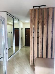 Habitación con puertas correderas de cristal y sofá en Lakeview Cozy Apartment, en Pogradec