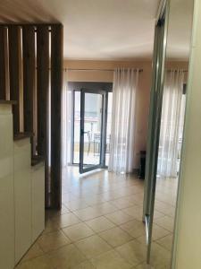 sala de estar con vistas a un comedor en Lakeview Cozy Apartment, en Pogradec 1 foto más