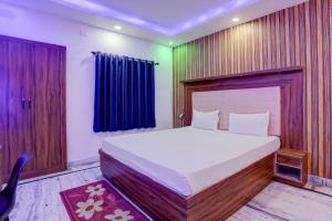 a bedroom with a large bed in a room at OYO Blue Bell in Patna