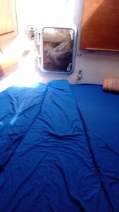 Un pat sau paturi într-o cameră la Joli voilier de 13m