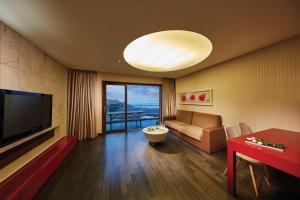 Sinan的住宿－Eldorado Resort，带沙发和电视的客厅