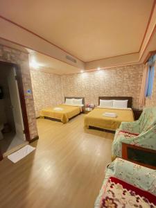 台北的住宿－立建旅館，酒店客房,设有两张床和一张沙发