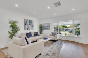 un soggiorno con mobili bianchi e finestre di Gated Villa Blanca 5BR 3BA with Heated Pool & BBQ a Miami Altre 71 foto