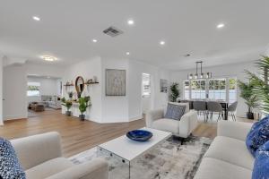 un soggiorno con mobili bianchi e tavolo di Gated Villa Blanca 5BR 3BA with Heated Pool & BBQ a Miami