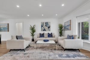 un soggiorno con due divani bianchi e un tavolo di Gated Villa Blanca 5BR 3BA with Heated Pool & BBQ a Miami