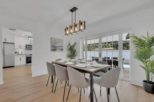 una sala da pranzo con tavolo e sedie di Gated Villa Blanca 5BR 3BA with Heated Pool & BBQ a Miami