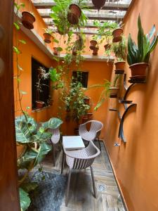 - un balcon avec une table et un bouquet de plantes dans l'établissement Keur royal, à Dakar