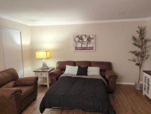 ein Wohnzimmer mit einem Sofa und einem Bett in der Unterkunft The Comfort Zone in Baton Rouge